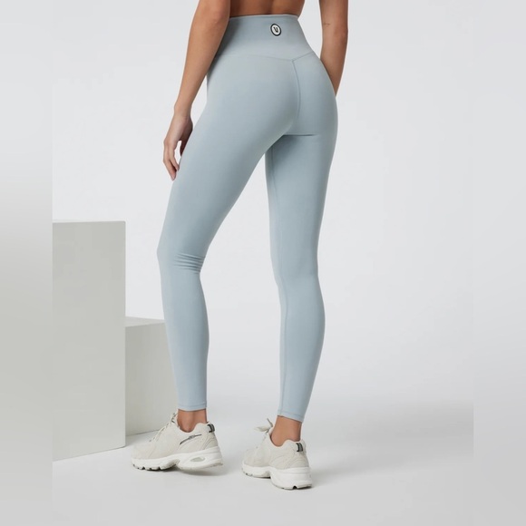VUORI Chilled Out Performance Leggings Color: Chalk Blue Size Large VW4028 - Picture 10 of 12